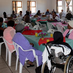 ‘n Gesellige oomblik by Silwerjare Dienssentrum tydens Gansbaai Lionsklub se Moedersdagete